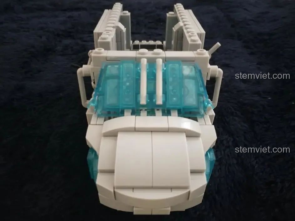 Phần đầu của mô hình trực thăng WOMA C0897 với kính chắn gió màu xanh trong suốt.