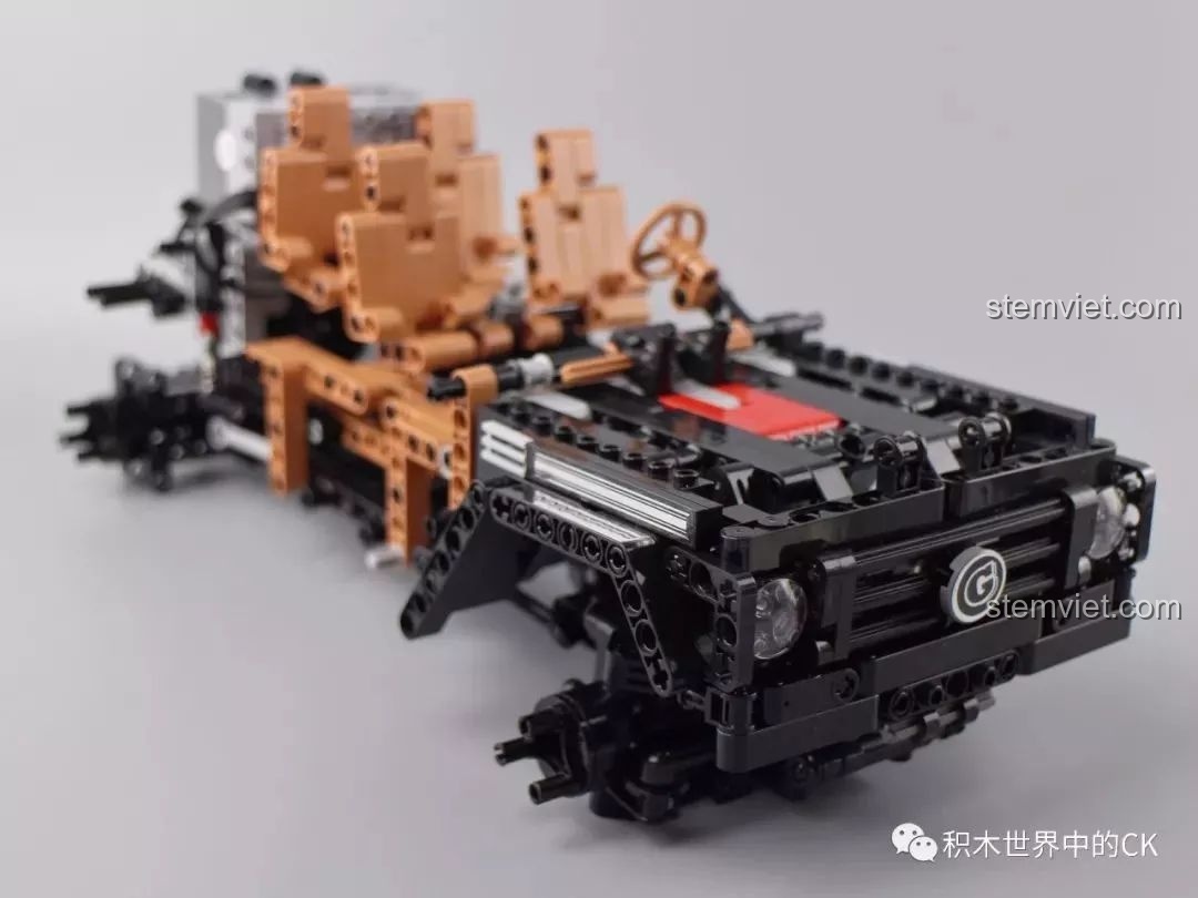 Phần đầu xe Mould King 13070 đang dần hoàn thiện với lưới tản nhiệt và cụm đèn pha đặc trưng.