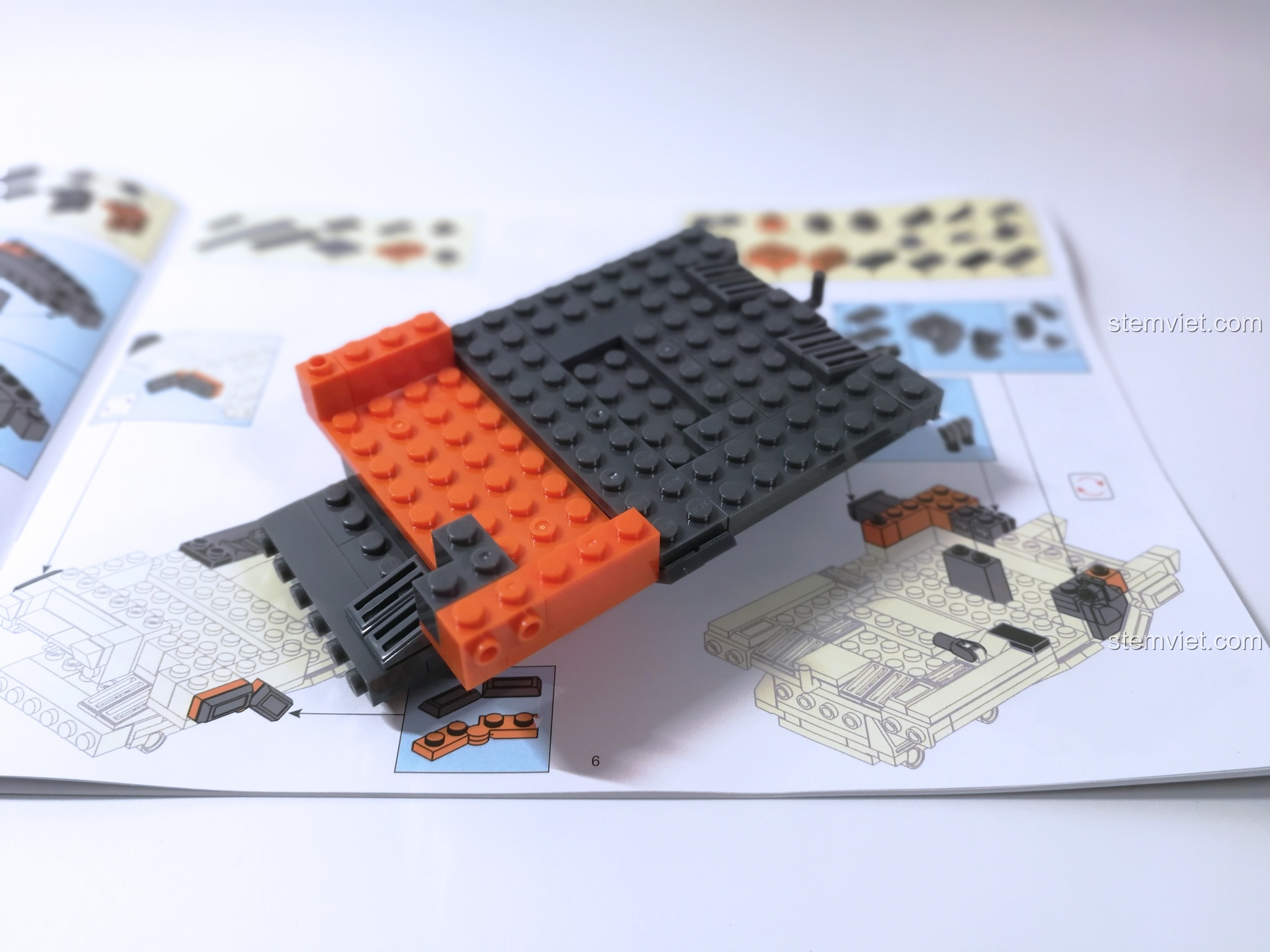 Mô hình đầu xe tải Sluban 787 đang dần được hoàn thiện với các lớp gạch được xếp chồng lên nhau một cách chắc chắn.