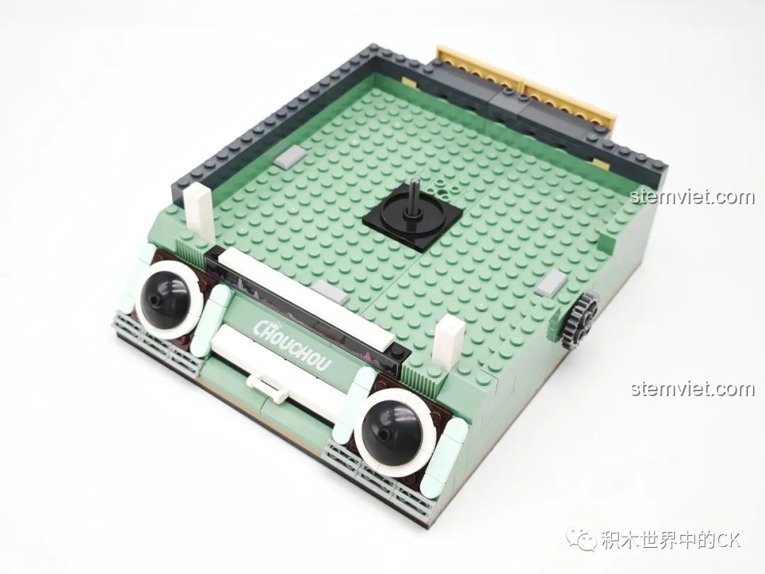 Hoàn thiện phần đế của mô hình Đài Radio Cổ Điển Keeppley 157 với các chi tiết loa và logo ChouChou.