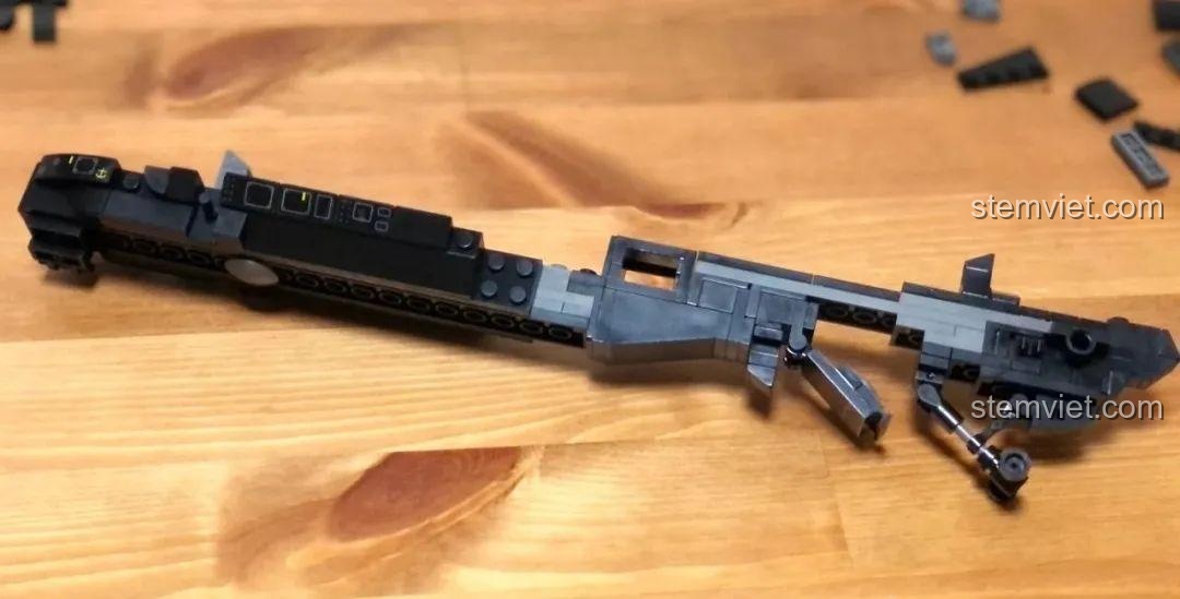 Hoàn thiện phần đuôi của mô hình Sembo 202119 Trực thăng tấn công Z-10, sẵn sàng cho cánh quạt.