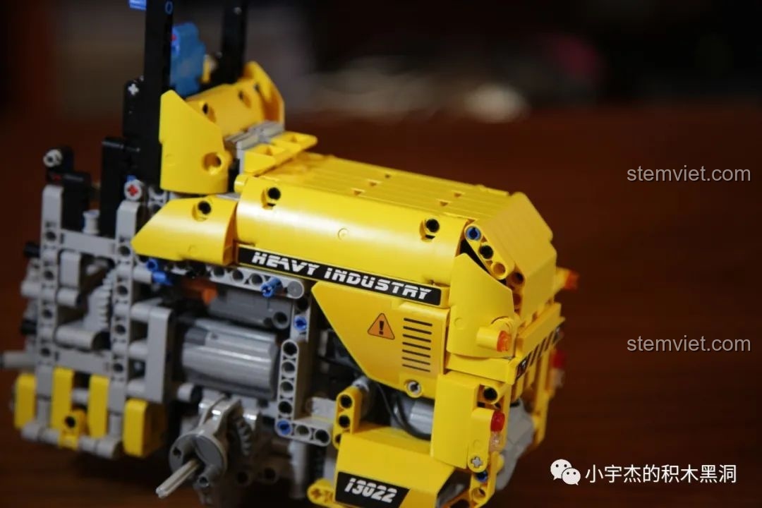 Cận cảnh phần đuôi xe Mould King 13122 đã hoàn thiện, có thể thấy sự khác biệt nhỏ về màu sắc giữa sticker và chi tiết nhựa.