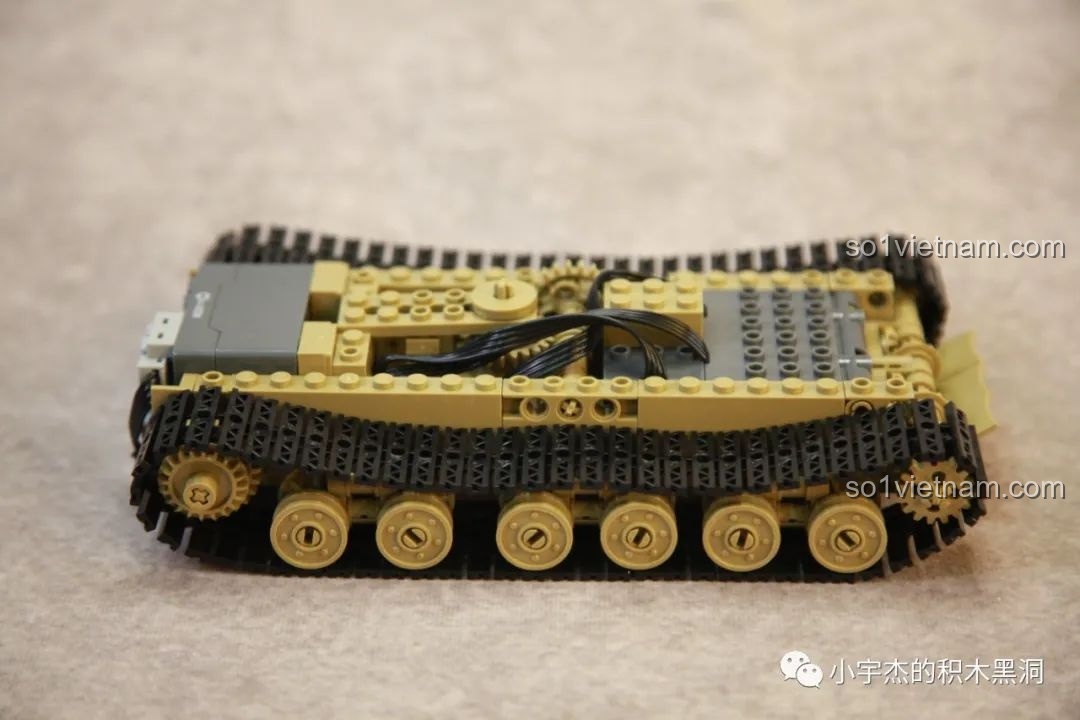 Hoàn thiện việc lắp ráp hệ thống xích cho xe tăng Sluban M38-B1022, dải xích có độ chùng tự nhiên rất đẹp mắt.