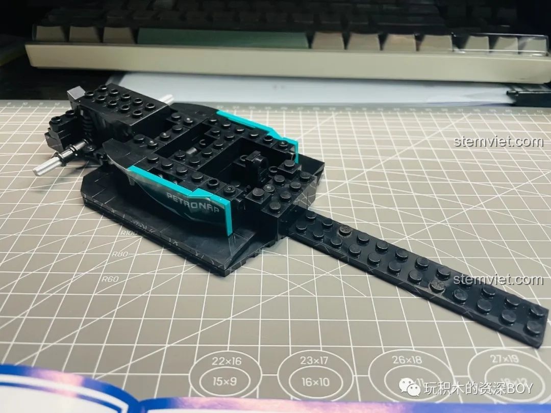 Hoàn thiện phần khoang lái của xe đua F1 KAZI KY6104, có thể thấy rõ chi tiết vô lăng vuông.