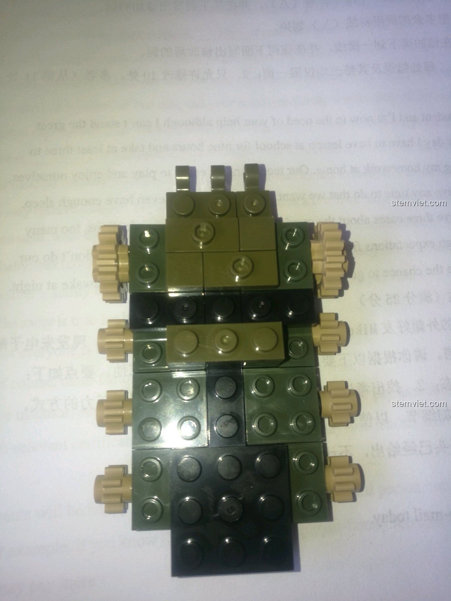 Khung gầm của mô hình xe tăng FT-17 đã hoàn thiện, sẵn sàng cho các bước lắp ráp tiếp theo trong bộ SEMBO 101269.