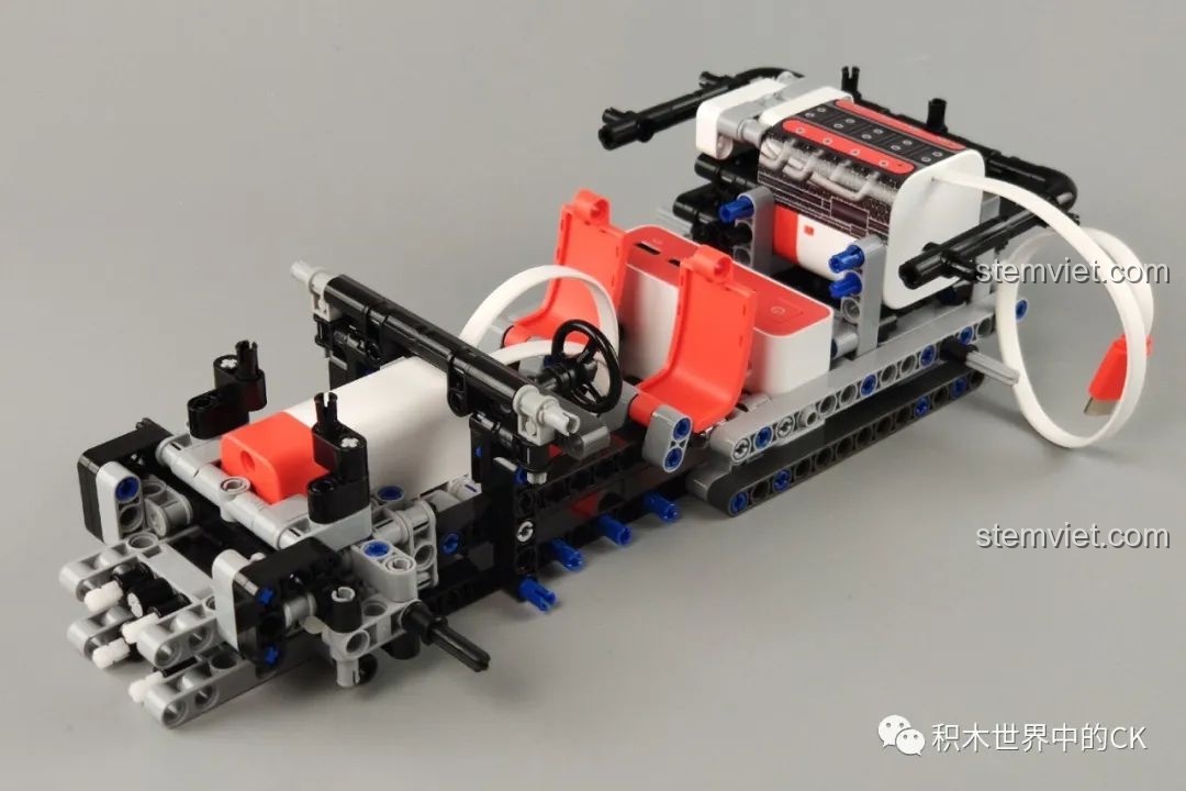 Mô hình Xe Đua Đường Trường Drift đang trong giai đoạn hoàn thiện khung xe với ghế ngồi và vô lăng được lắp đặt.