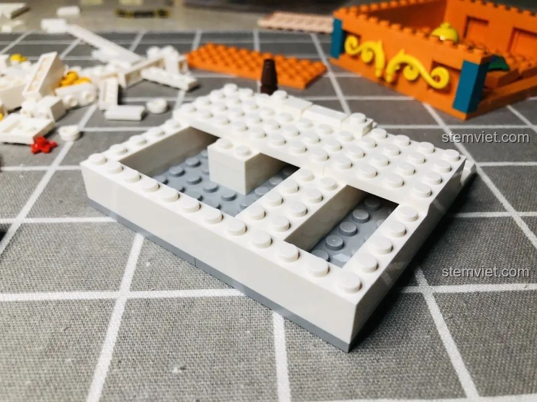 Phần kiến trúc trắng của Wekki 506004 Cảnh Thu tiếp tục được hoàn thiện, tạo khối vững chắc.