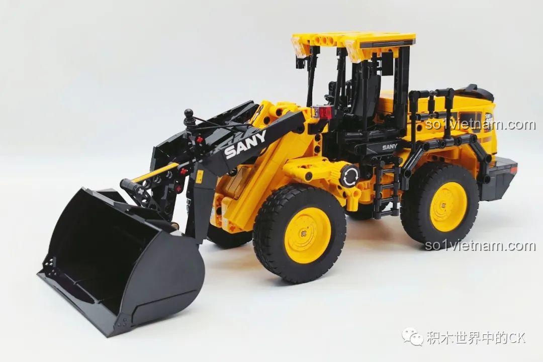 Mô hình xe xúc lật Sembo 712016 sau khi đã lắp bánh xe, gần như hoàn chỉnh và trông rất hầm hố.