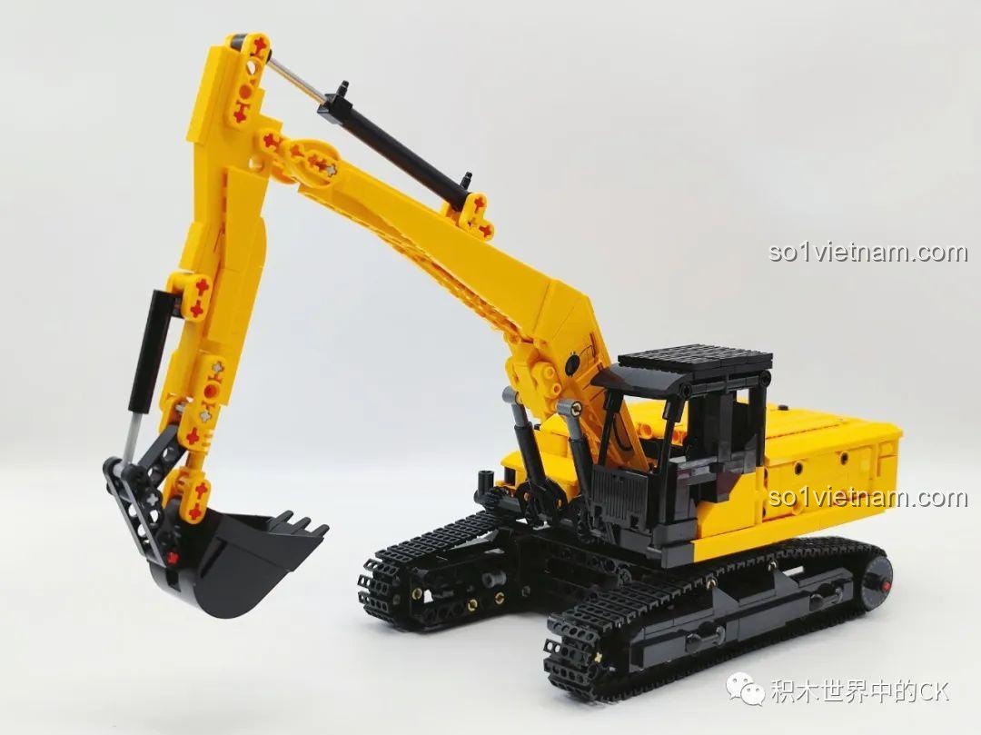 Mô hình xe xúc Sembo 712017 gần hoàn thiện, đã lắp ráp xong các bộ phận chính như thân, gầm và tay xúc.