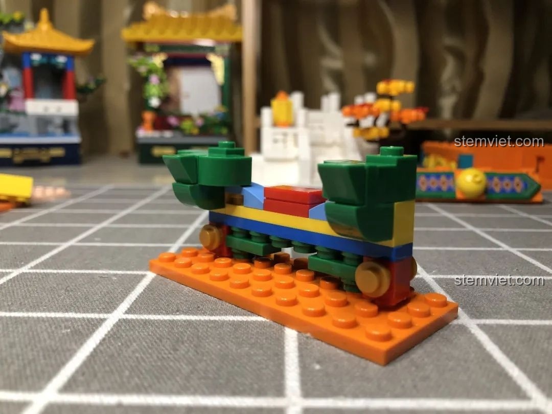 Phần mái cung đình của Wekki 506004 Cảnh Thu dần hoàn thiện với mái ngói và trang trí.