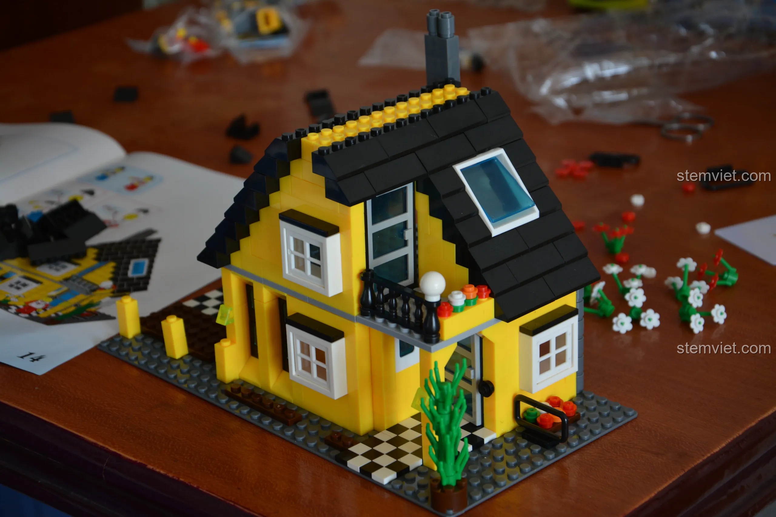 Mô hình nhà ở WANGE 32052 gần hoàn thiện với phần mái đen và các chi tiết ban công, cửa sổ.