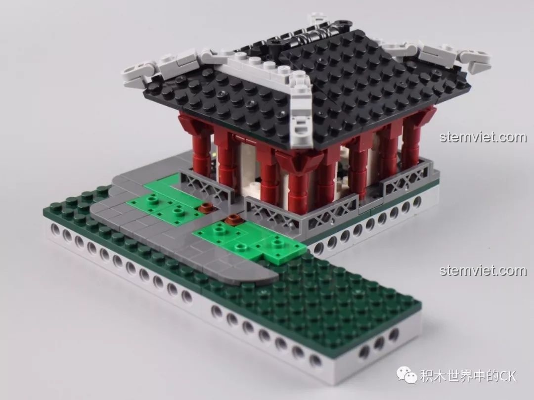 Mô hình Phù Dung Tạ với phần mái đã được lợp, chuẩn bị hoàn thiện các chi tiết nhỏ.