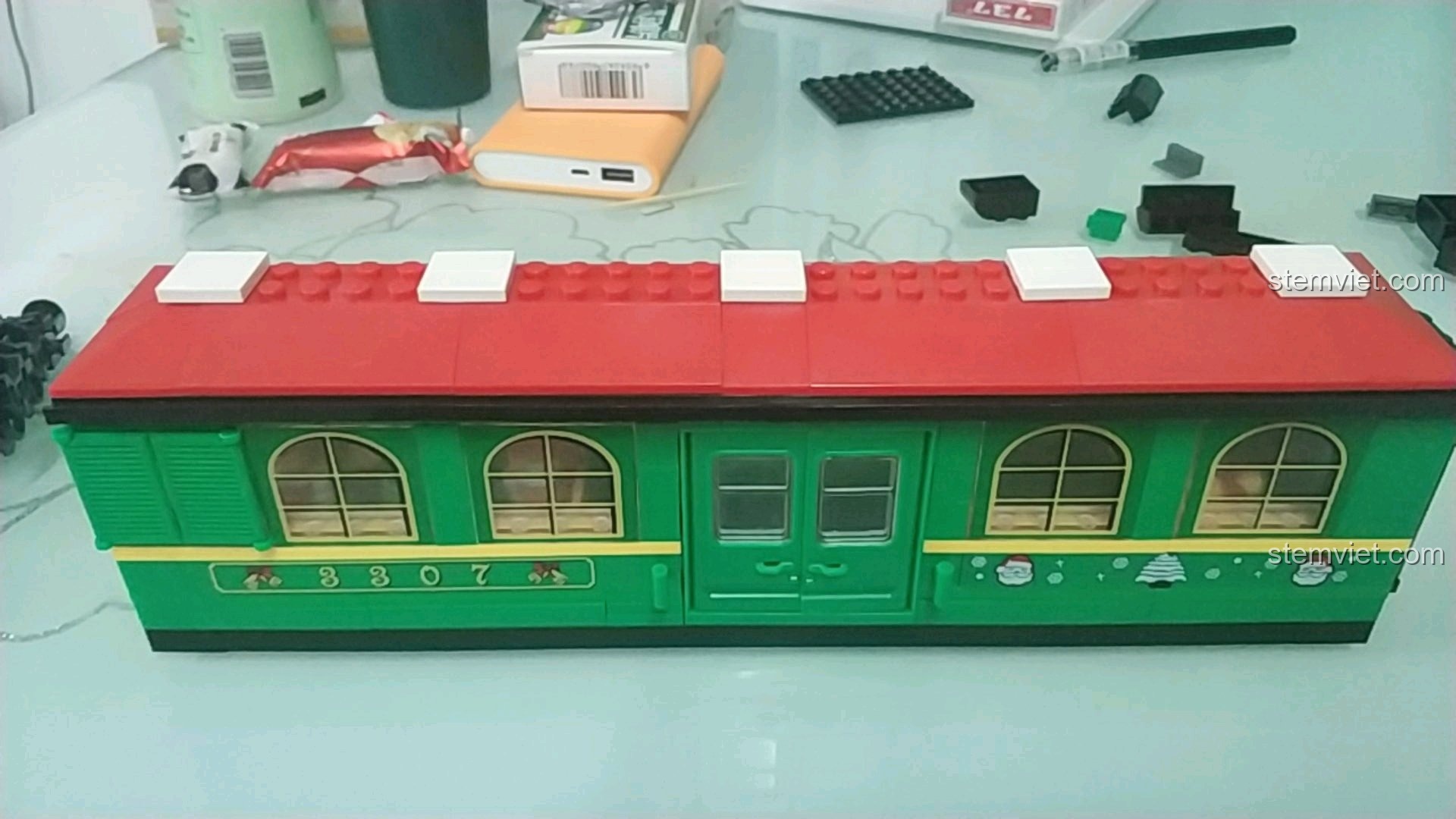 Hoàn thiện phần mái của Toa xe lửa Giáng Sinh 626 với các chi tiết trang trí.