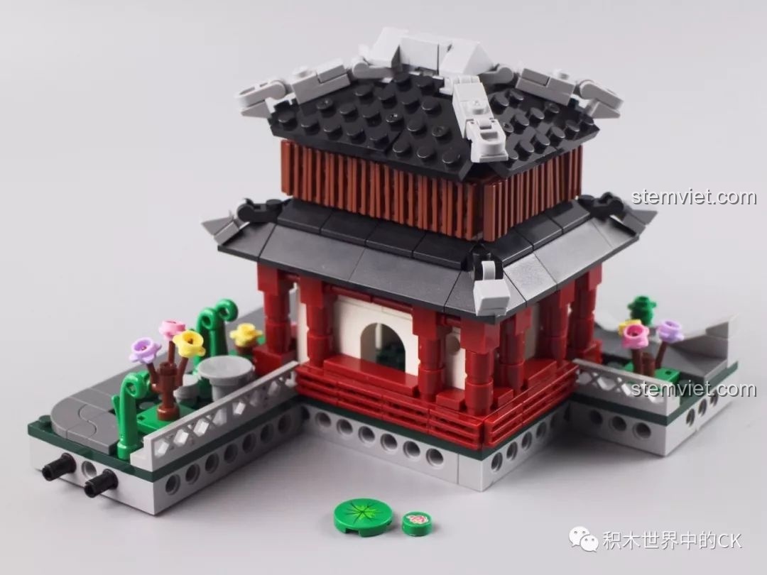 Mô hình Viễn Thúy Các gần hoàn chỉnh với phần mái hai tầng được lắp xong.