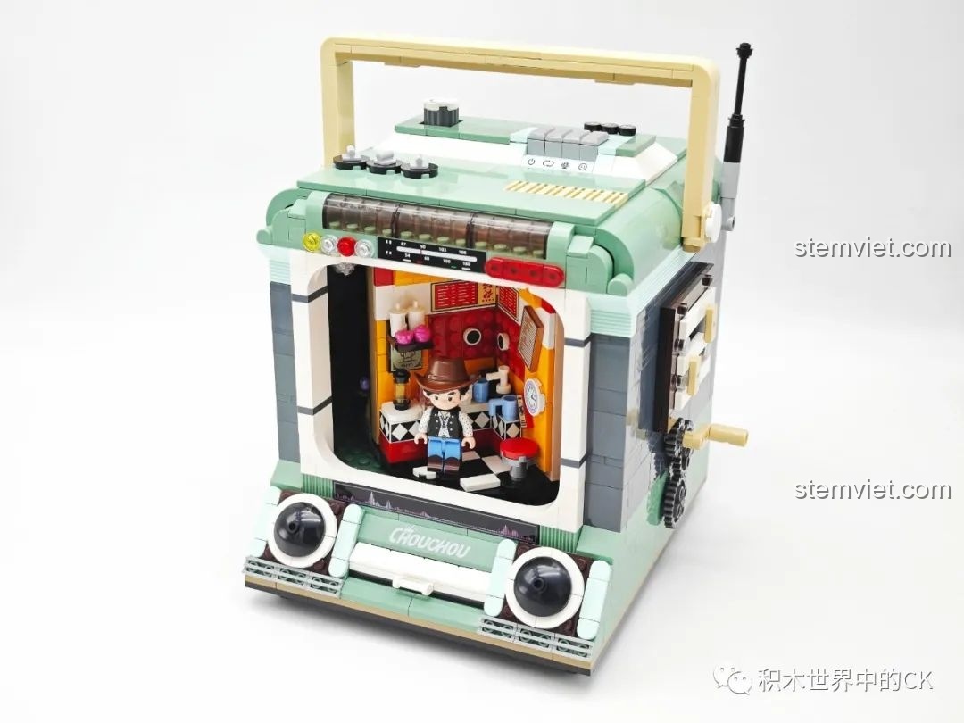 Mô hình Keeppley DZ0157 gần hoàn thiện sau khi lắp nắp trên, quai xách và ăng-ten, sẵn sàng để trưng bày.