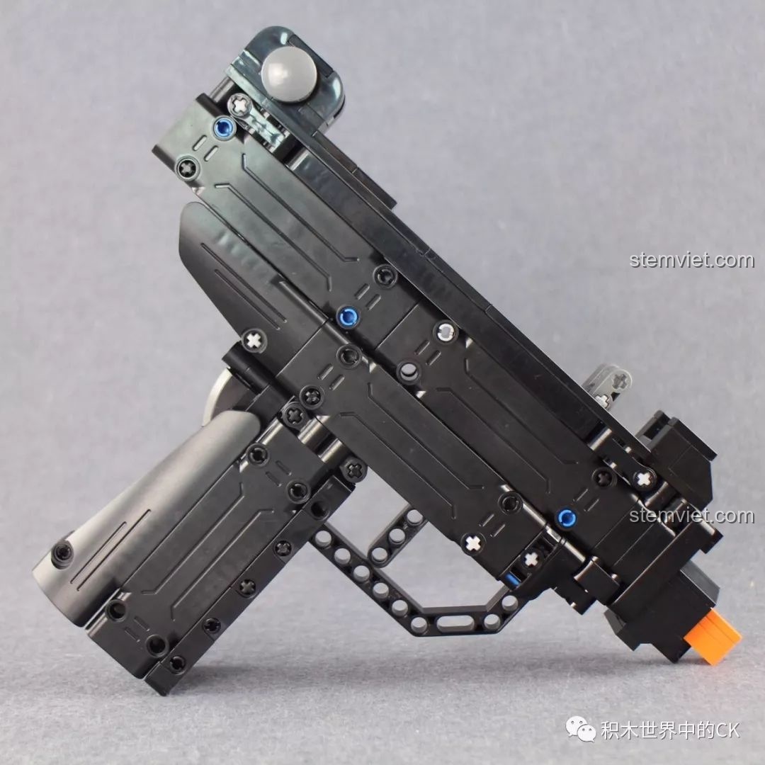 Mô hình súng UZI CaDA C81008 hoàn thiện với báng súng và nòng súng được lắp ráp hoàn chỉnh, sẵn sàng trưng bày.