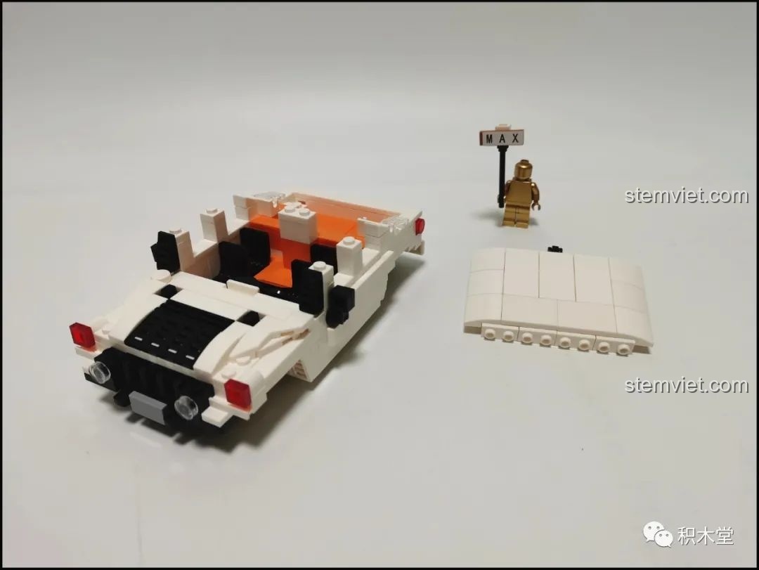 Mô hình Humvee mini gần hoàn thiện, chỉ còn thiếu phần mui xe, để lộ nội thất bên trong.