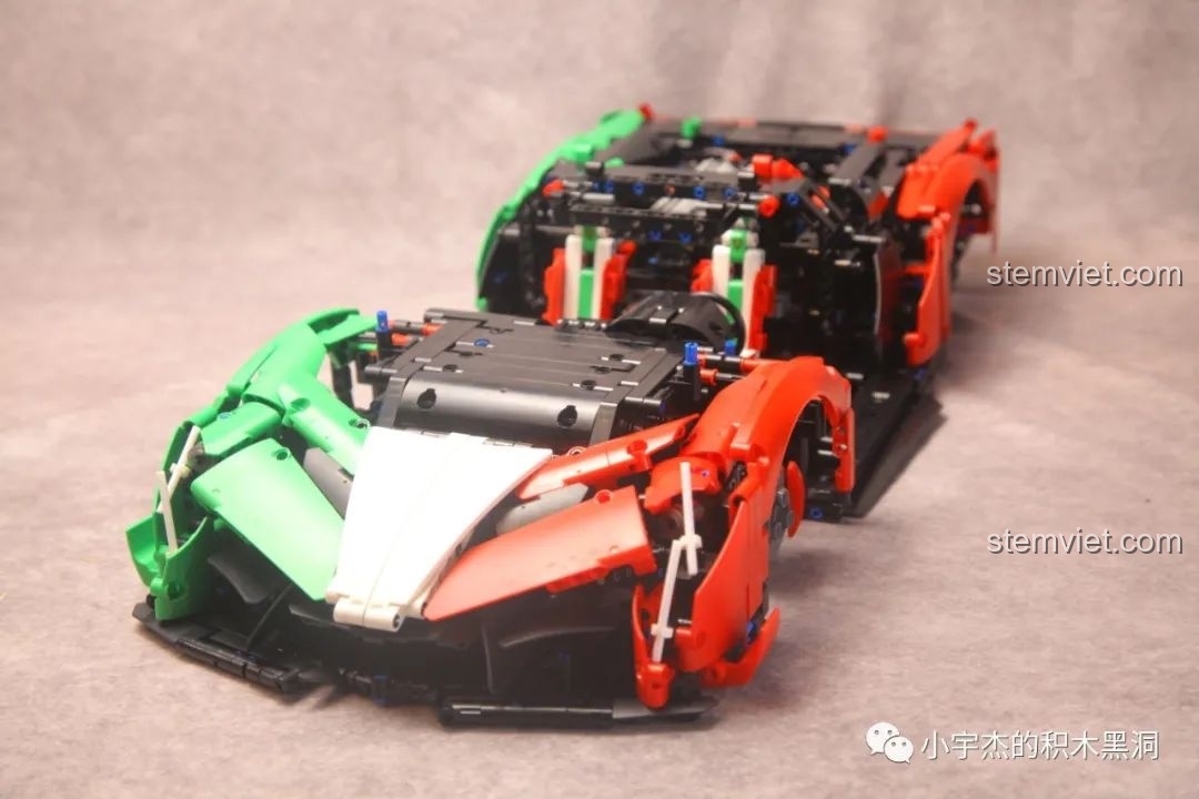 Phần mui xe của mô hình Lamborghini Veneno K-box 10222 đã hoàn thiện với dải màu cờ Ý đặc trưng.