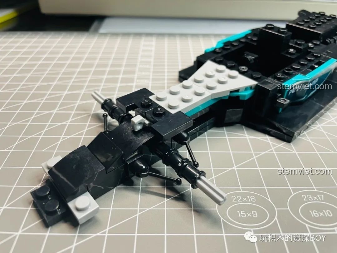 Hoàn thiện phần mũi xe với các tấm ốp màu xám bạc, tạo hình cho chiếc xe đua F1 KAZI KY6104.