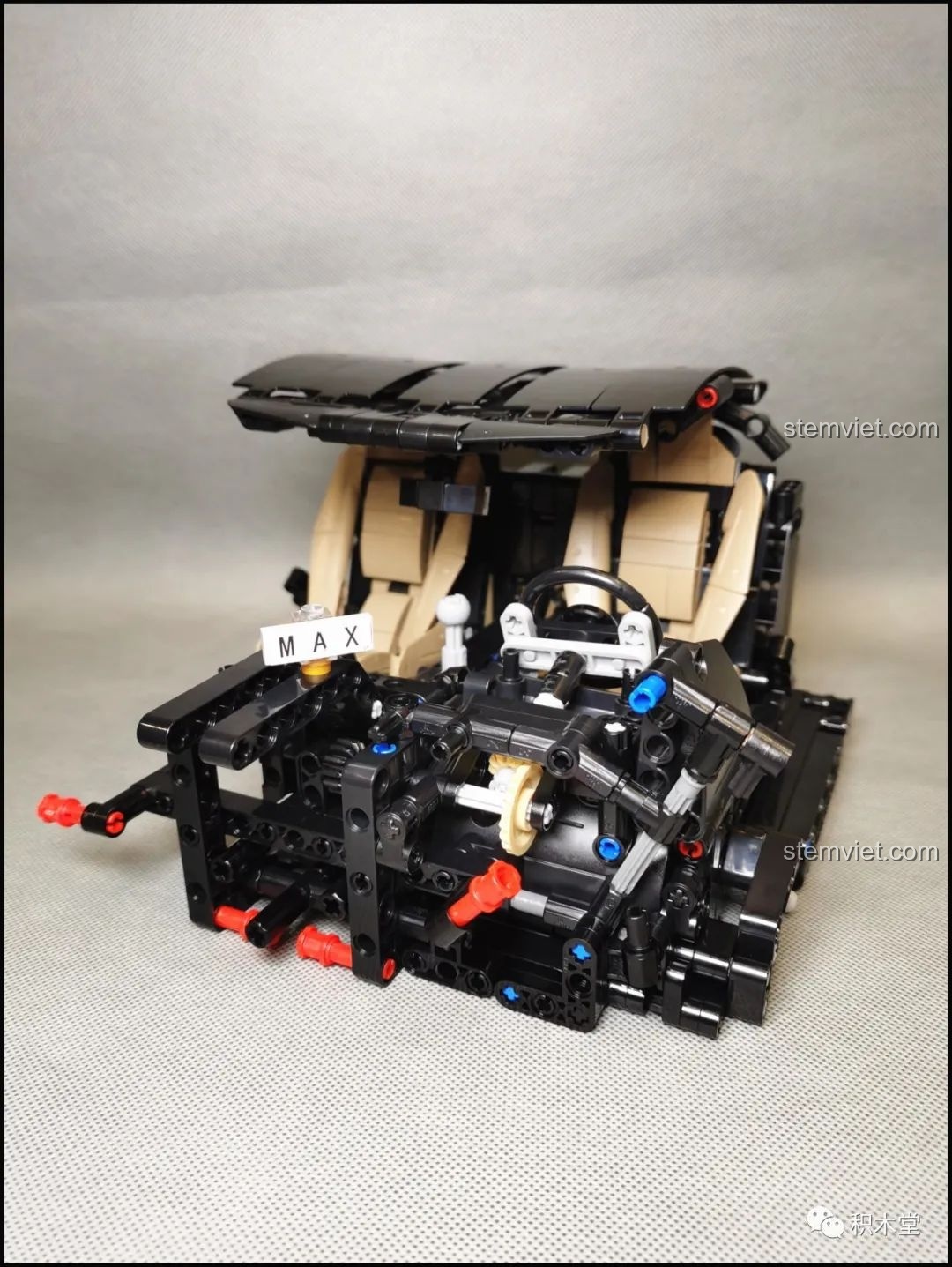 Hoàn thiện khoang nội thất của bộ xếp hình Siêu xe Lamborghini Centenario cho con trai từ 14 tuổi.