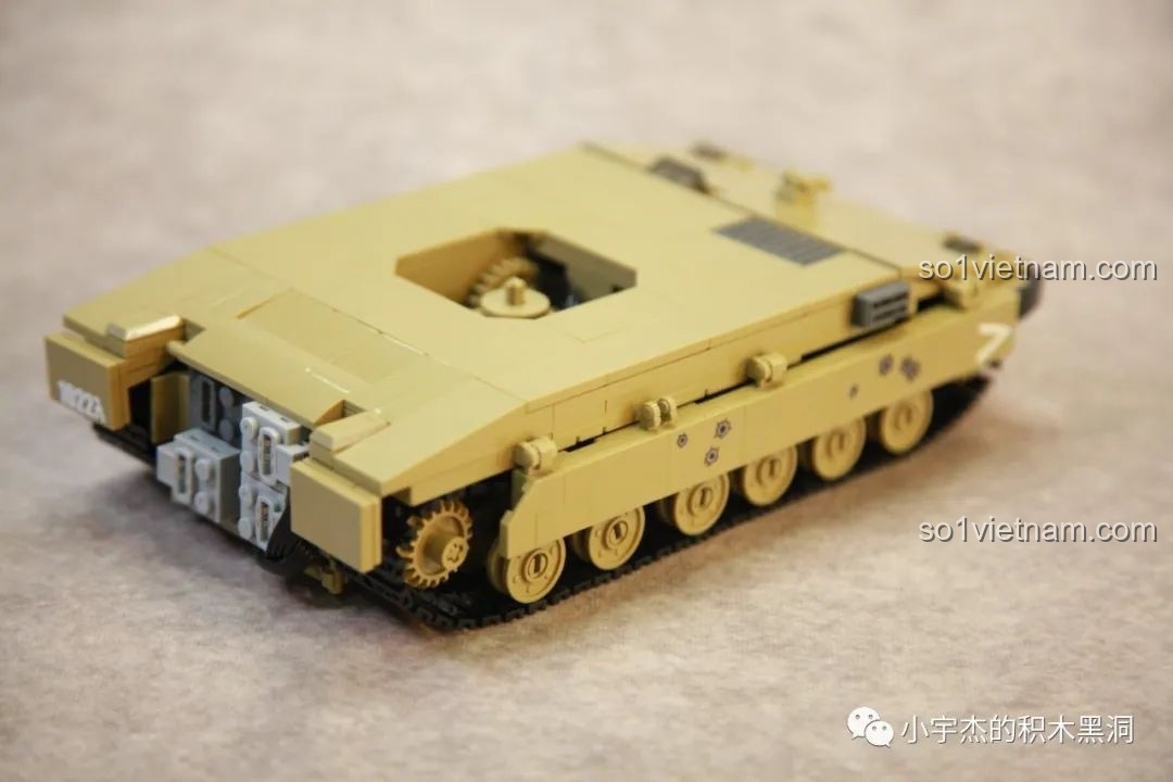 Hoàn thiện phần đuôi xe tăng Sluban M38-B1022, để lộ ra cụm pin và công tắc để dễ dàng thao tác.