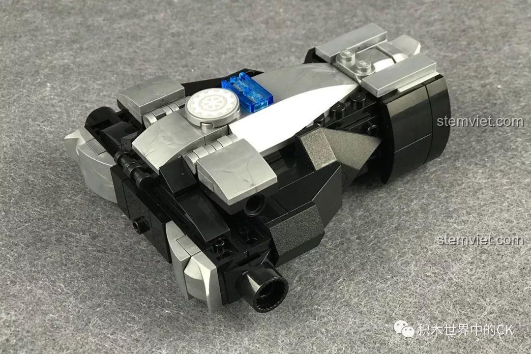 Chi tiết phần thân của robot Gấu Bạo Kích đang dần hoàn thiện, cho thấy cấu trúc phức tạp và chắc chắn.