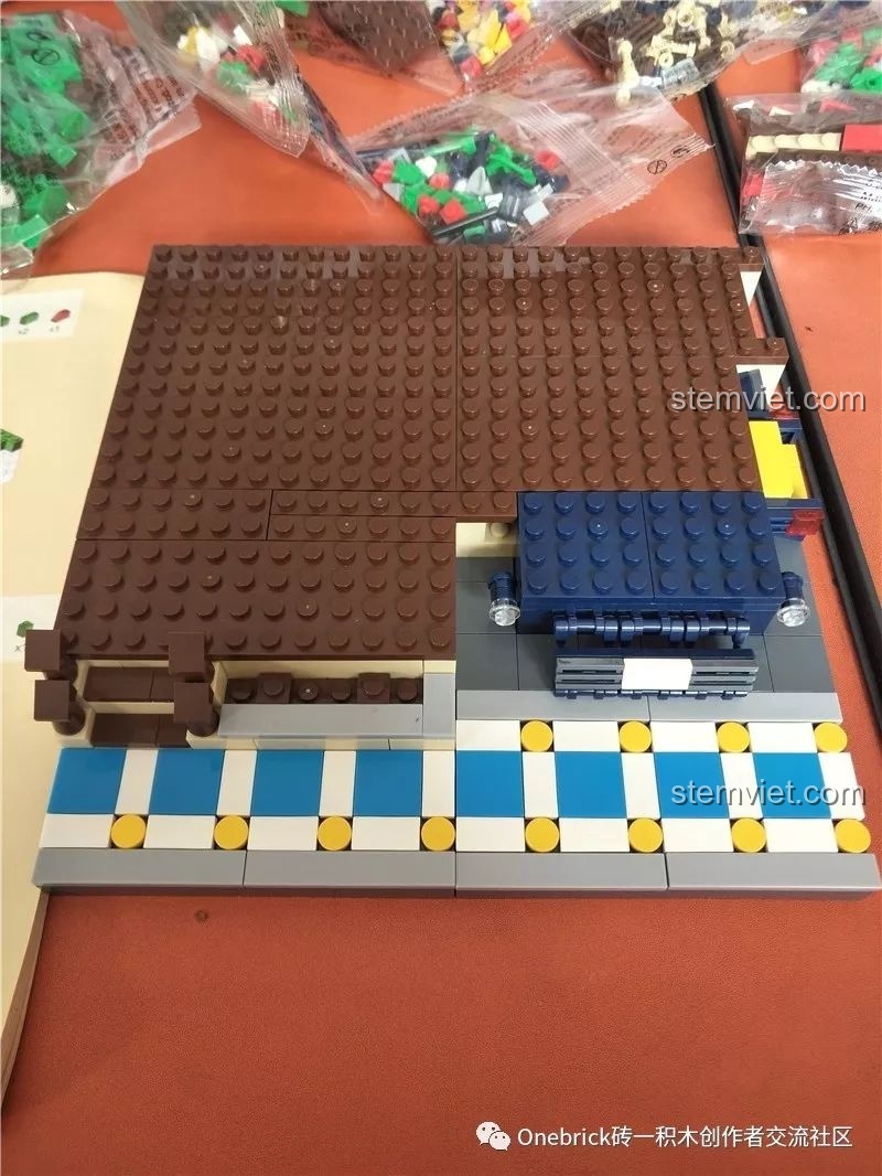 Hoàn thiện phần sàn tầng một của mô hình WANGE 6313, sử dụng các mảng gạch lớn màu nâu.