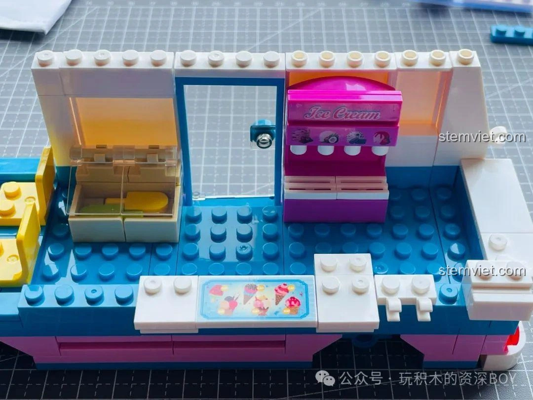 Hoàn thiện phần sàn xe và bắt đầu lắp đặt các chi tiết nội thất bên trong bộ lắp ghép Xe Kem Đường Phố SEMBO 601300.