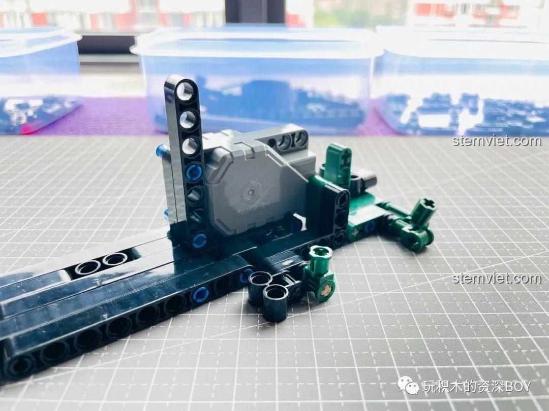 Hoàn thiện phần sàn xe và vị trí trục bánh sau của mô hình Xe Đua Mini Cắm Trại 8316.