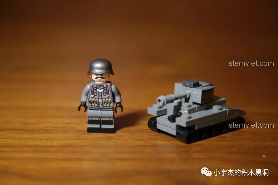 Mô hình xe tăng mini SEMBO 101063 38t đã lắp ráp hoàn chỉnh bên cạnh minifigure lính Đức với biểu cảm độc đáo.