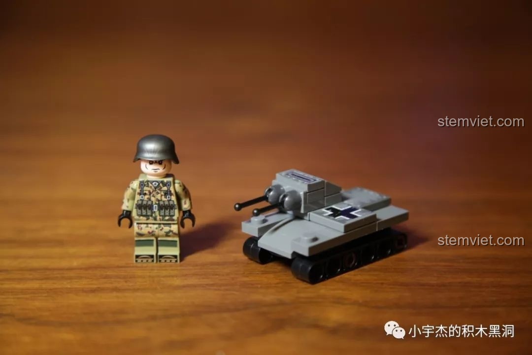 Mô hình xe tăng mini SEMBO 101064 Panzer I hoàn chỉnh với chi tiết in chữ thập sắt và minifigure lính Đức.