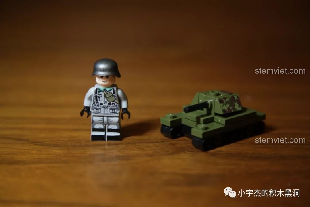 Mô hình xe tăng mini SEMBO 101065 Panzer II màu xanh rêu camo và minifigure lính Đức mặc đồ mùa đông.
