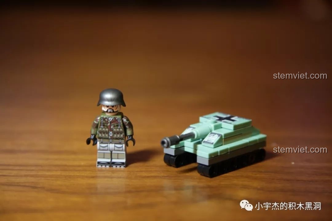 Mô hình pháo tự hành mini SEMBO 101066 StuG III đã lắp ráp, bên cạnh minifigure lính Đức với quân phục camo.