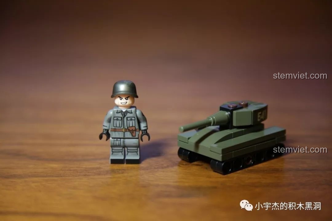 Mô hình xe tăng mini SEMBO 101070 KV-1 đã lắp ráp, đi kèm một minifigure lính Đức, tạo ra kịch bản thú vị.