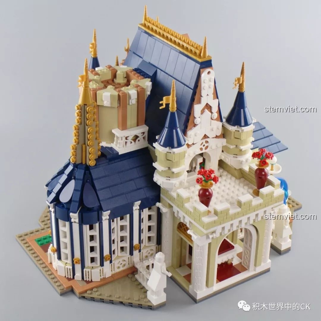 Hoàn thiện tầng áp mái của mô hình Lâu đài Disney với ban công và hoa trang trí.