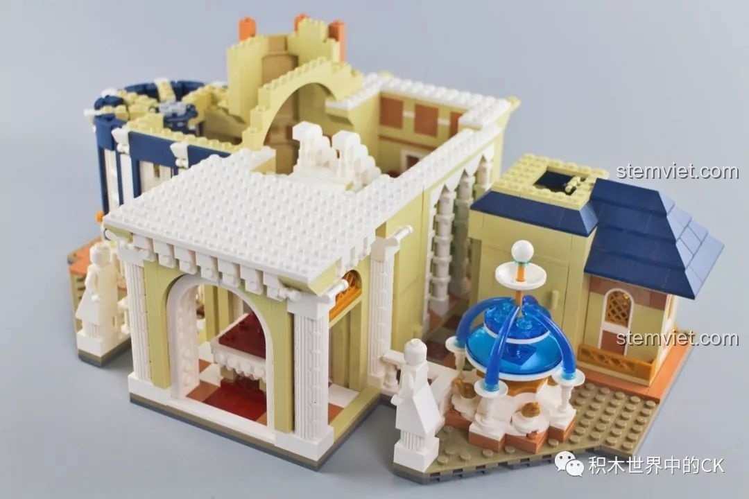 Hoàn thiện tầng hai của mô hình Lâu đài Disney với các khối nhà và ban công được kết nối.