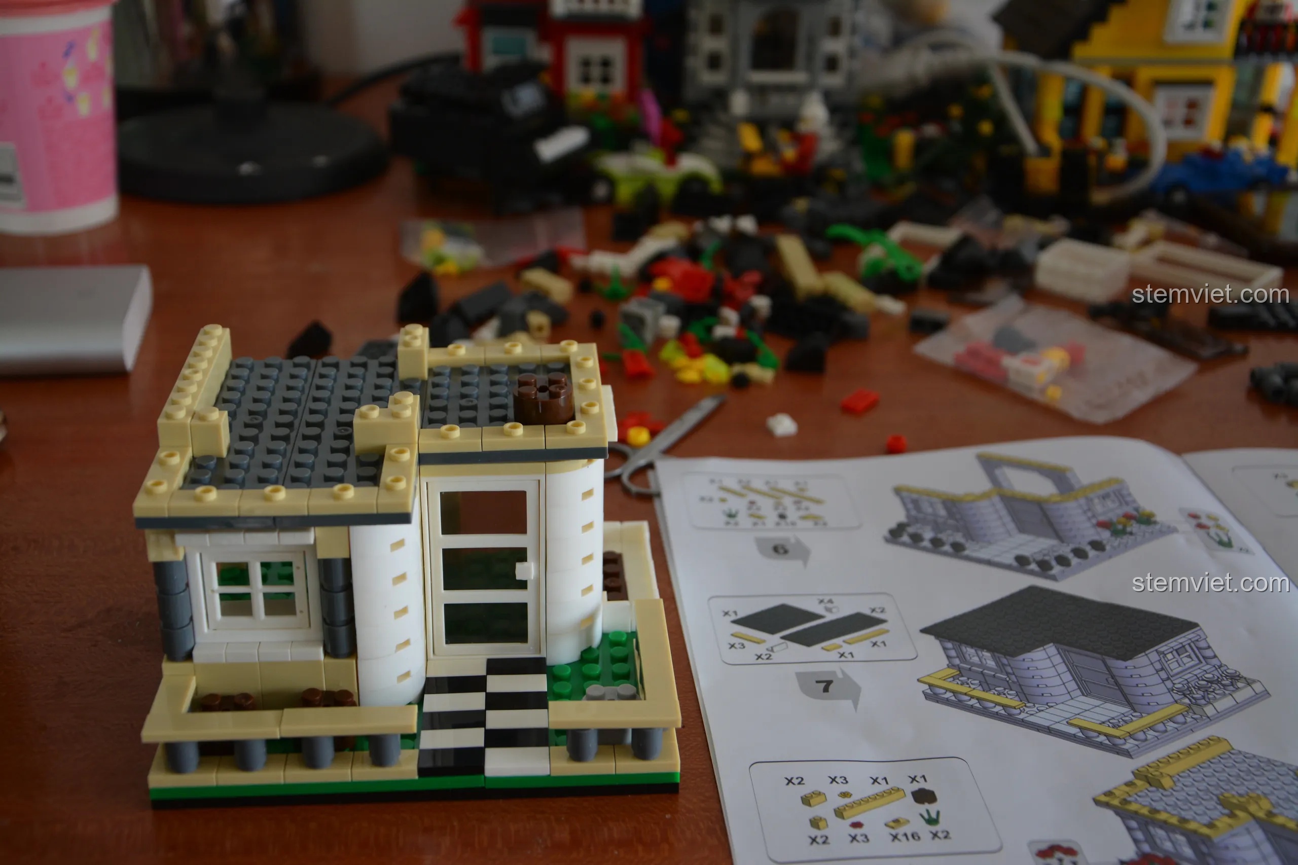 Hoàn thiện tầng hai của mô hình nhà WANGE 31051, các chi tiết được lắp ráp theo sách hướng dẫn.