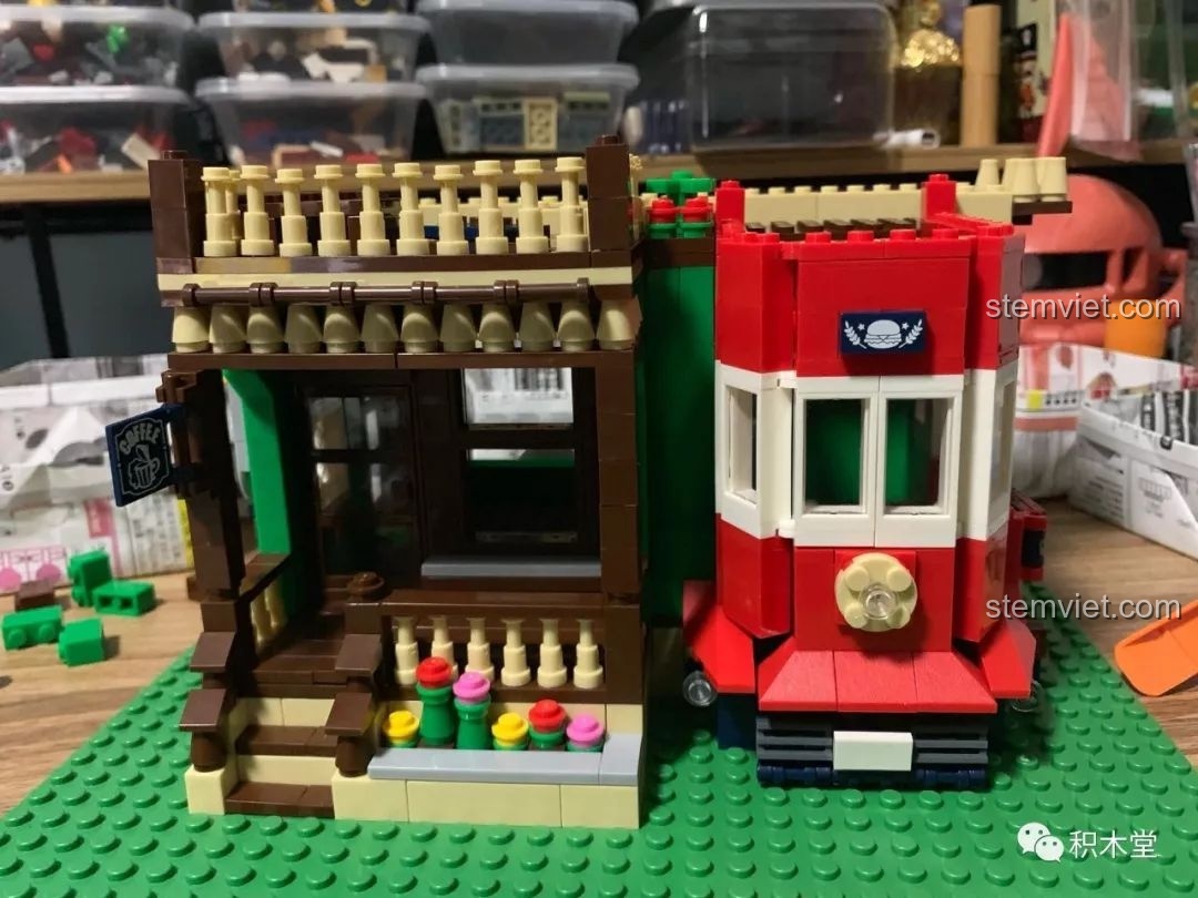 Mô hình WANGE 6313 Nhà hàng BBQ đã hoàn thiện tầng một, với sự kết hợp của tòa nhà và toa tàu điện.