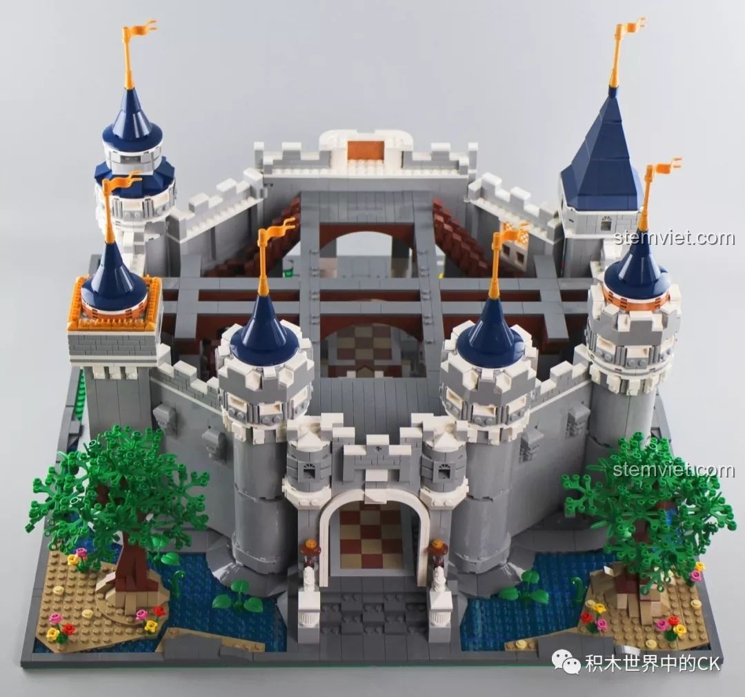 Hoàn thành tầng trệt của mô hình Lâu đài Disney với cây xanh và các chi tiết ngoại thất.