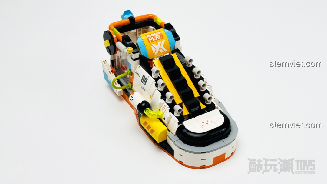 Mô hình giày sneaker AREA-X AX0030 đã hoàn thiện phần thân và lưỡi gà, sẵn sàng để xỏ dây.