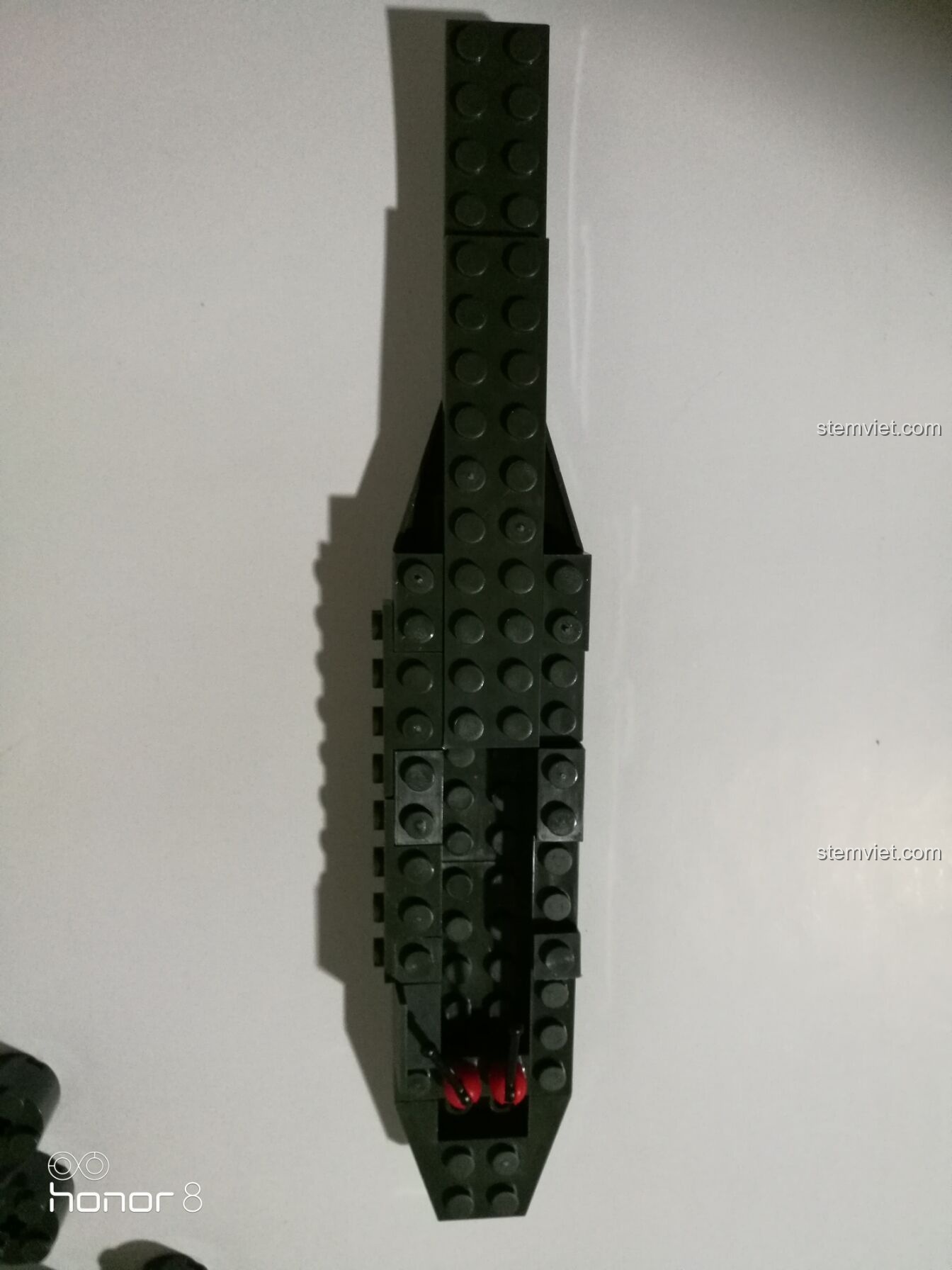 Thân máy bay phản lực chiến đấu Enlighten 0275 gần hoàn thiện, chuẩn bị lắp đặt khoang lái cho phi công.