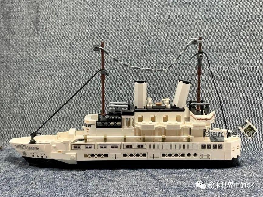 Mô hình Tàu Hoàng Gia Daffodil đang dần hoàn thiện với phần boong tàu, cabin và cột buồm được lắp ráp xong.