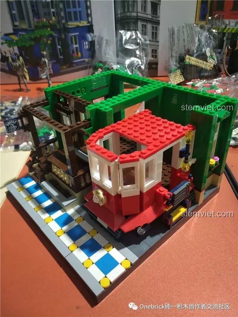 Hoàn thiện phần thân toa tàu màu đỏ với cửa sổ trắng trong bộ lắp ráp WANGE 6313 Nhà hàng BBQ.