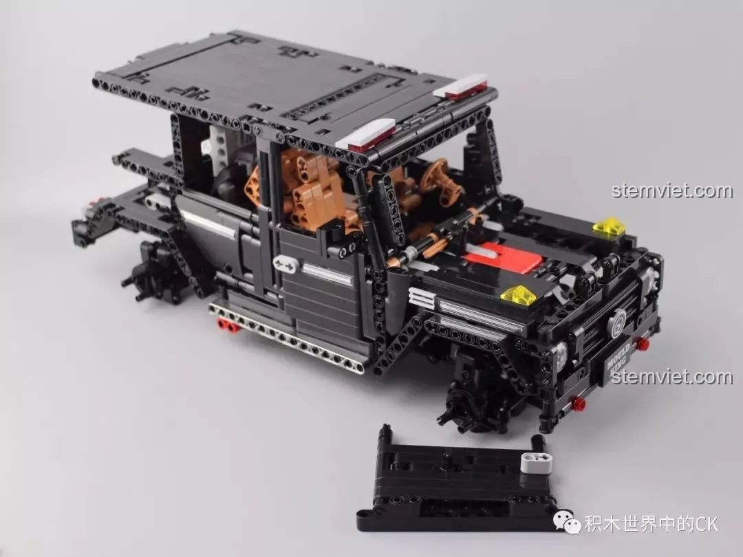 Hoàn thiện các chi tiết cuối cùng ở phần đầu xe và khung kính chắn gió của Mould King 13070.