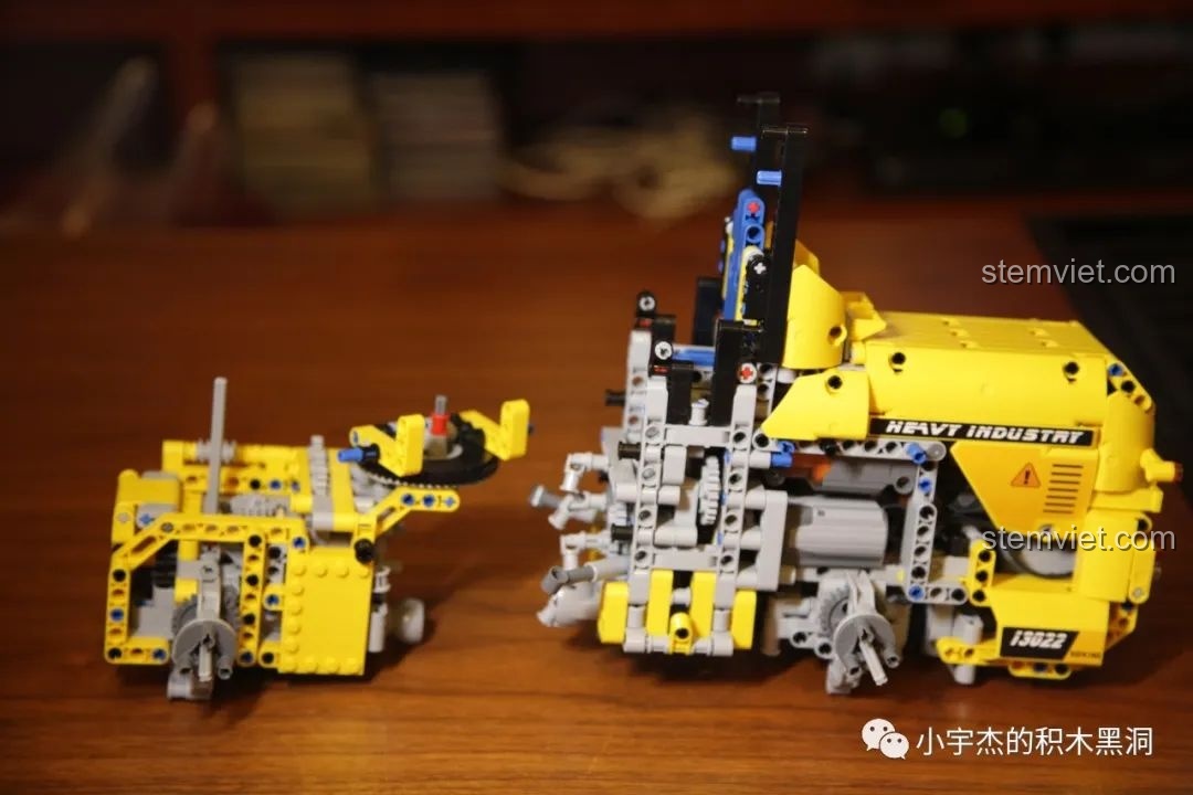 Phần thân trước của xe xúc lật Mould King 13122 đã được lắp ráp hoàn chỉnh, sẵn sàng để nối với phần thân sau.