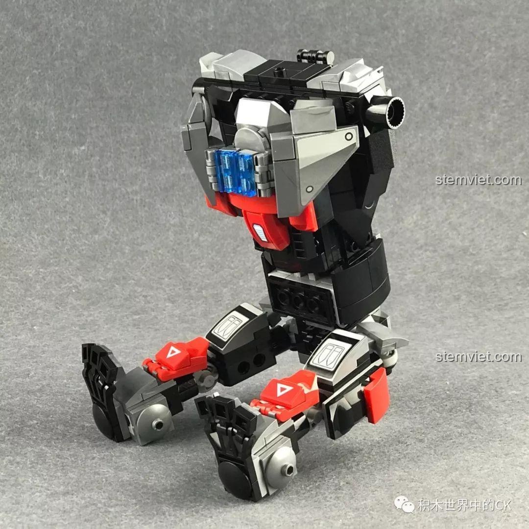 Phần thân và chân của robot Gấu Bạo Kích QMAN 3605 đã hoàn thành, sẵn sàng để lắp ráp các bộ phận còn lại.