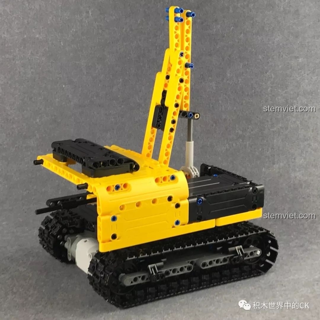 Hoàn thiện phần thân vỏ màu vàng cho bộ xếp hình Mô máy xúc điều khiển từ xa 51057, màu sắc tươi sáng, bắt mắt.