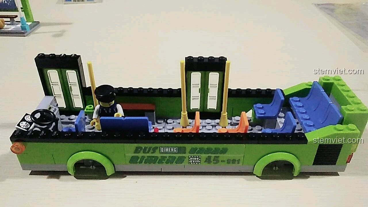 Hoàn thiện thân xe buýt thành phố 启蒙QMAN 1121 với cửa và cửa sổ.