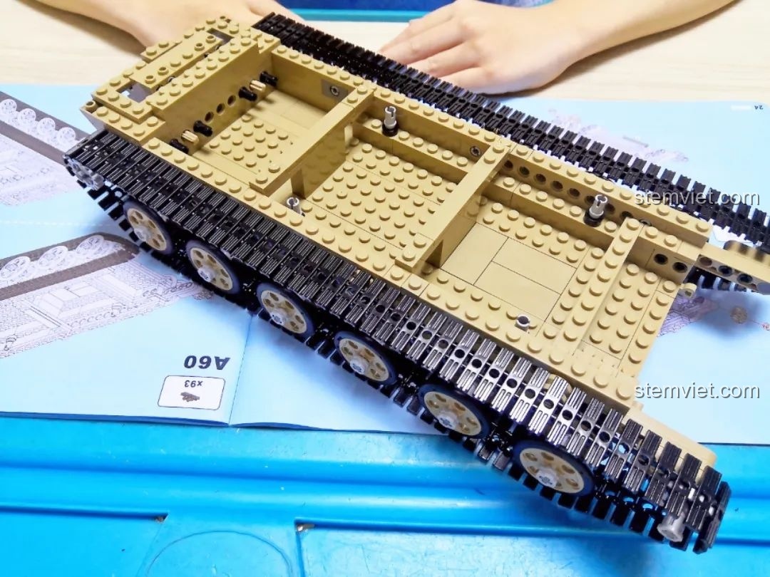 Hoàn thiện phần thân xe tăng CaDA T-90 Tank với các chi tiết bên ngoài.