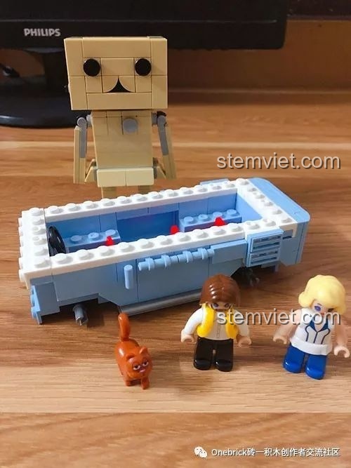 Thân xe của đồ chơi lắp ghép Xe Kombi cho bé gái 6 tuổi đang dần được hoàn thiện, cho thấy cấu trúc bên trong.